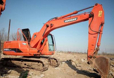 附近小勾機(jī)出租公司 南寧市挖掘機(jī)租賃 挖地基土方機(jī)械多少錢一天